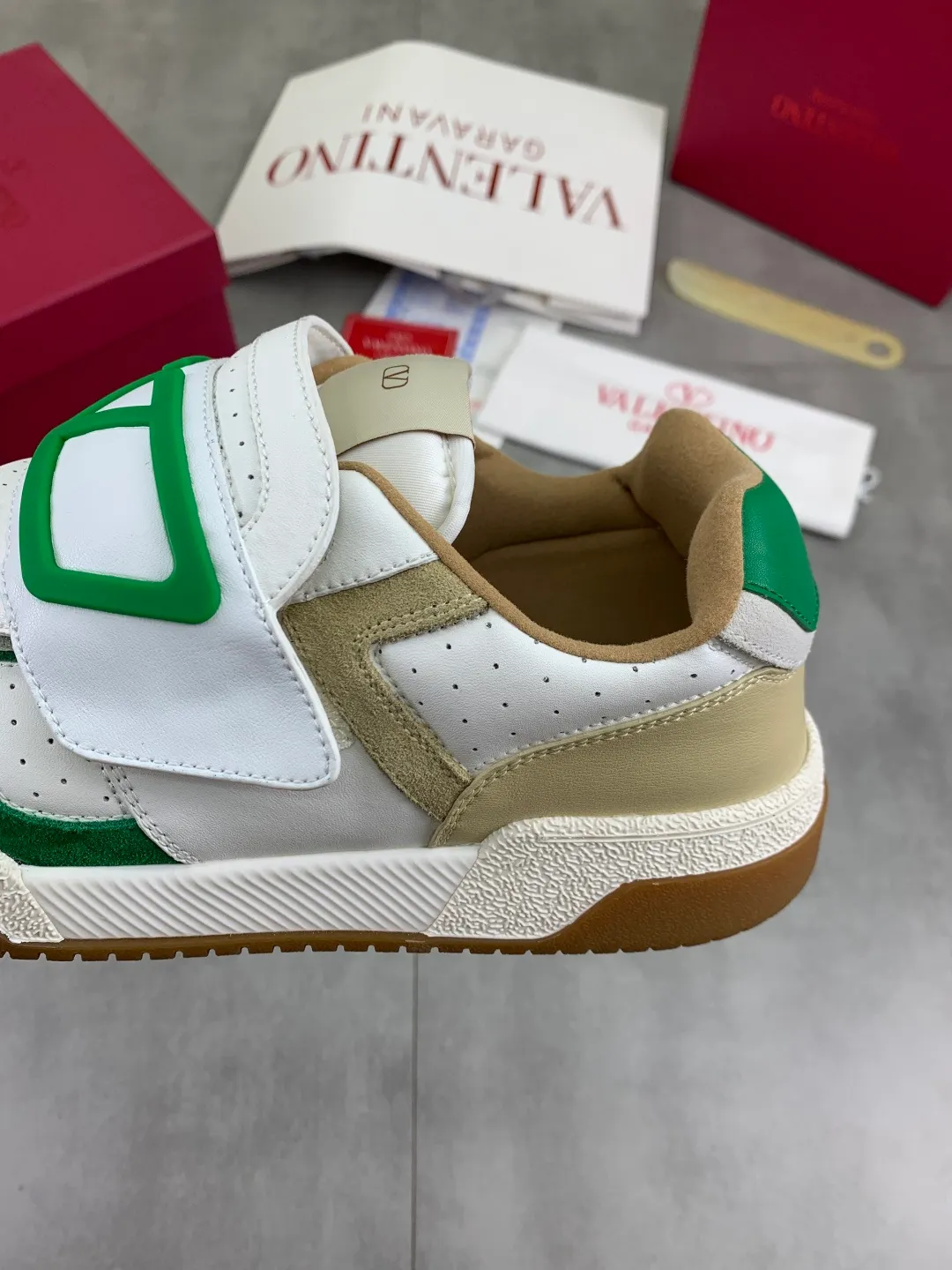 Men's men's shoes 💰P680 New Valentino 𝑶𝒏𝒆𝑺𝒕𝒖𝒅 Couple's sports shoes series Valentino 2025 new couple's sports shoes are on sale. The original ZP purchase and dismantling. Repeated pattern making and modification. 1:1 restoration! Top luxury masterpiece Velcro design Soft and comfortable imported calfskin brings excellent elegant texture and excellent on-foot comfort Top purchasing version upper: imported calfskin surface/original oil edge craftsmanship Lining: water-dyed sheepskin lining Outsole: original development 𝐓𝐏𝐔 two-color combination outsole Packaging: original configuration complete package Code number: 35-46